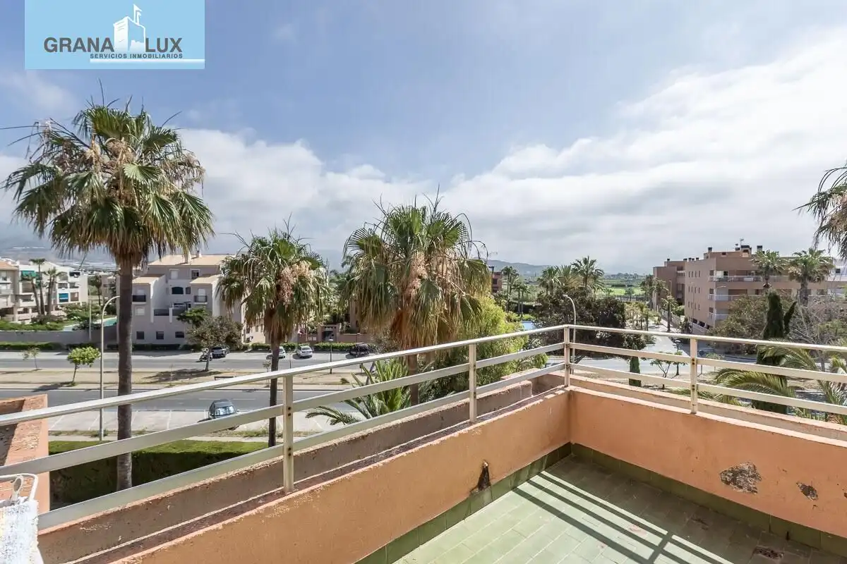 Vista exterior de Dúplex en venda en Salobreña amb Terrassa i Piscina comunitària