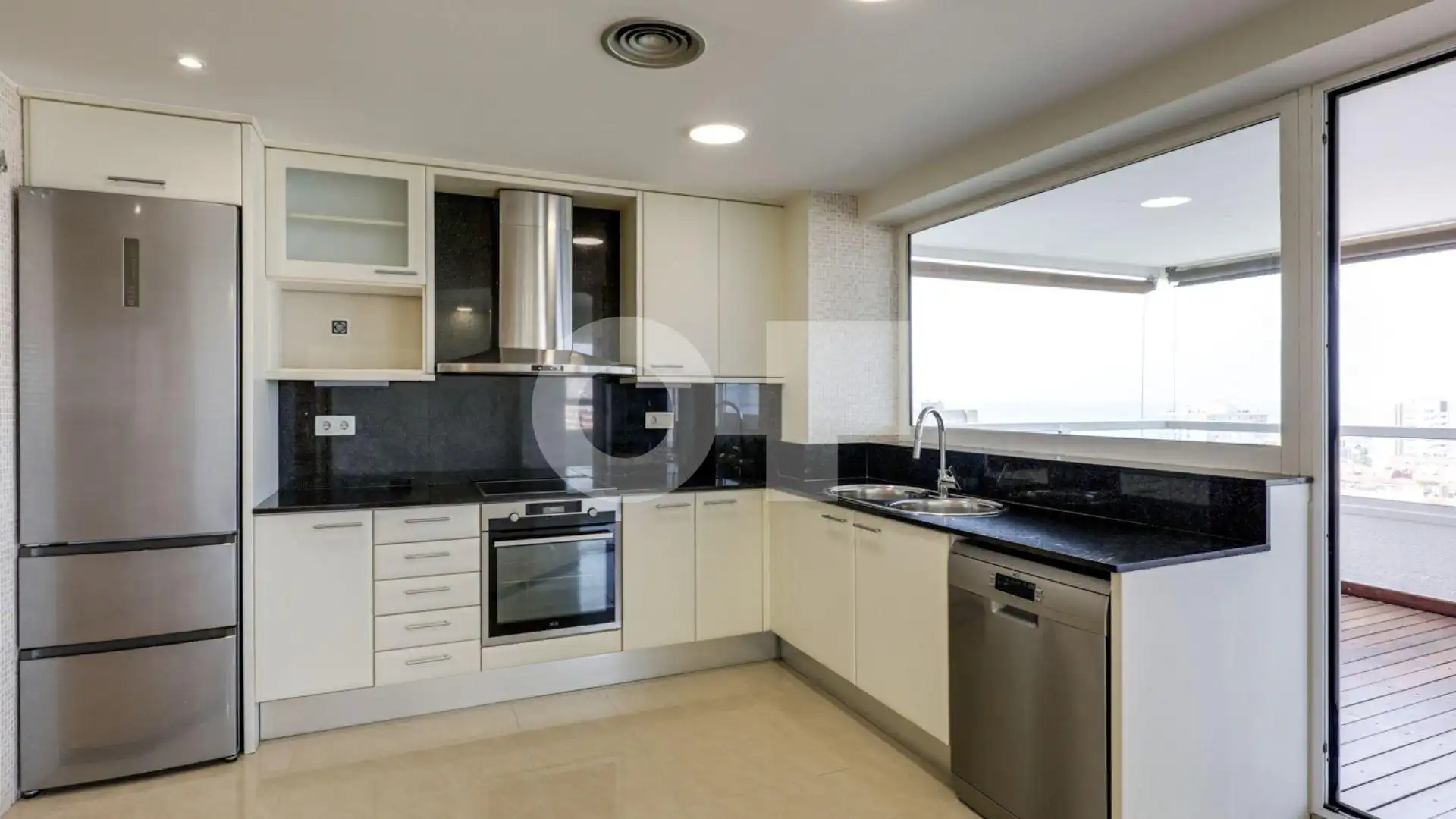 Küche von Wohnungen zum Verkauf in Barcelona mit Heizung, Terrasse und Abstellraum