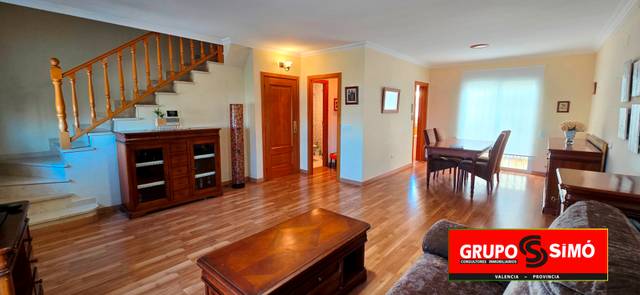 Casa adosada en Alquiler en Calle Azahar en Loriguilla