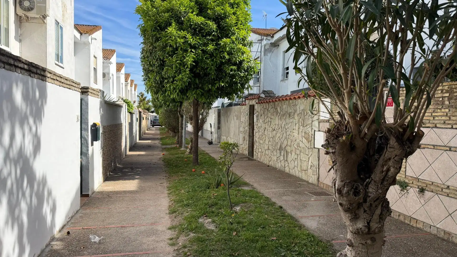 Exterior view of Detached homes for sale in Chiclana de la Frontera  with Air Conditioner and Storage room
