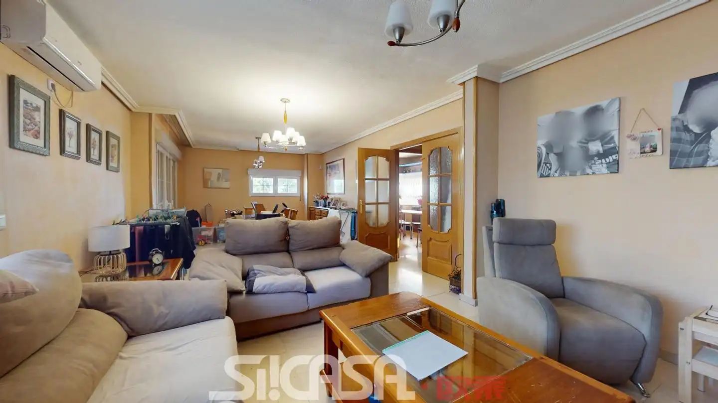 Sala d'estar de Casa adosada en venda en Pintores - Ferial