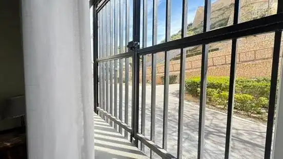 Vista exterior de Pis per a compartir en Alicante / Alacant amb Terrassa, Moblat i Alarma