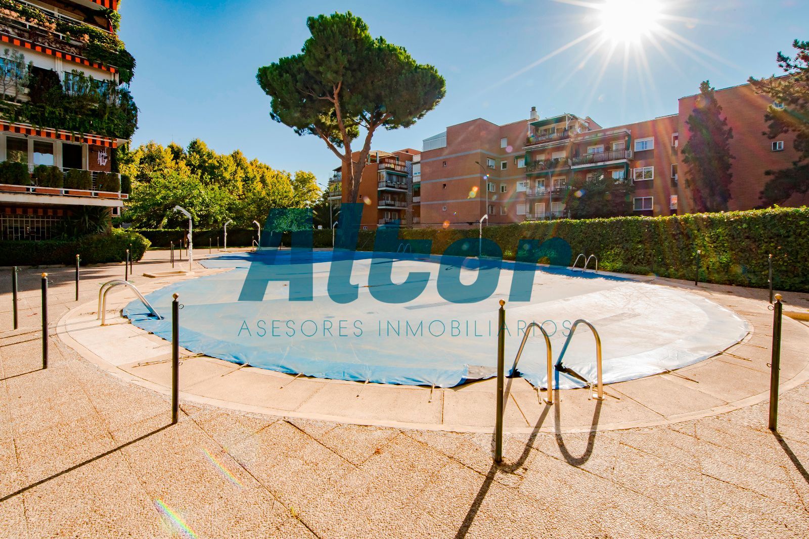 Swimming pool of Flat for sale in  Madrid Capital  with Air Conditioner, Heating and Terrace