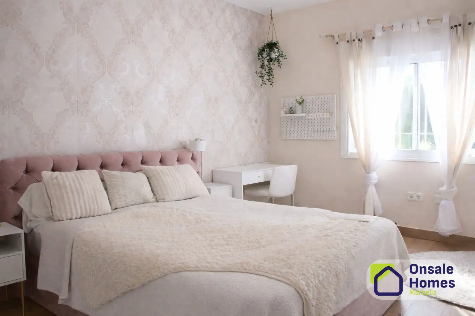 Dormitori de Casa o xalet de lloguer en Marbella amb Aire condicionat, Jardí privat i Terrassa