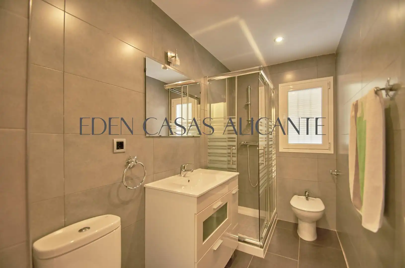Baño de Apartamento en venta en Alicante / Alacant con Terraza, Trastero y Amueblado