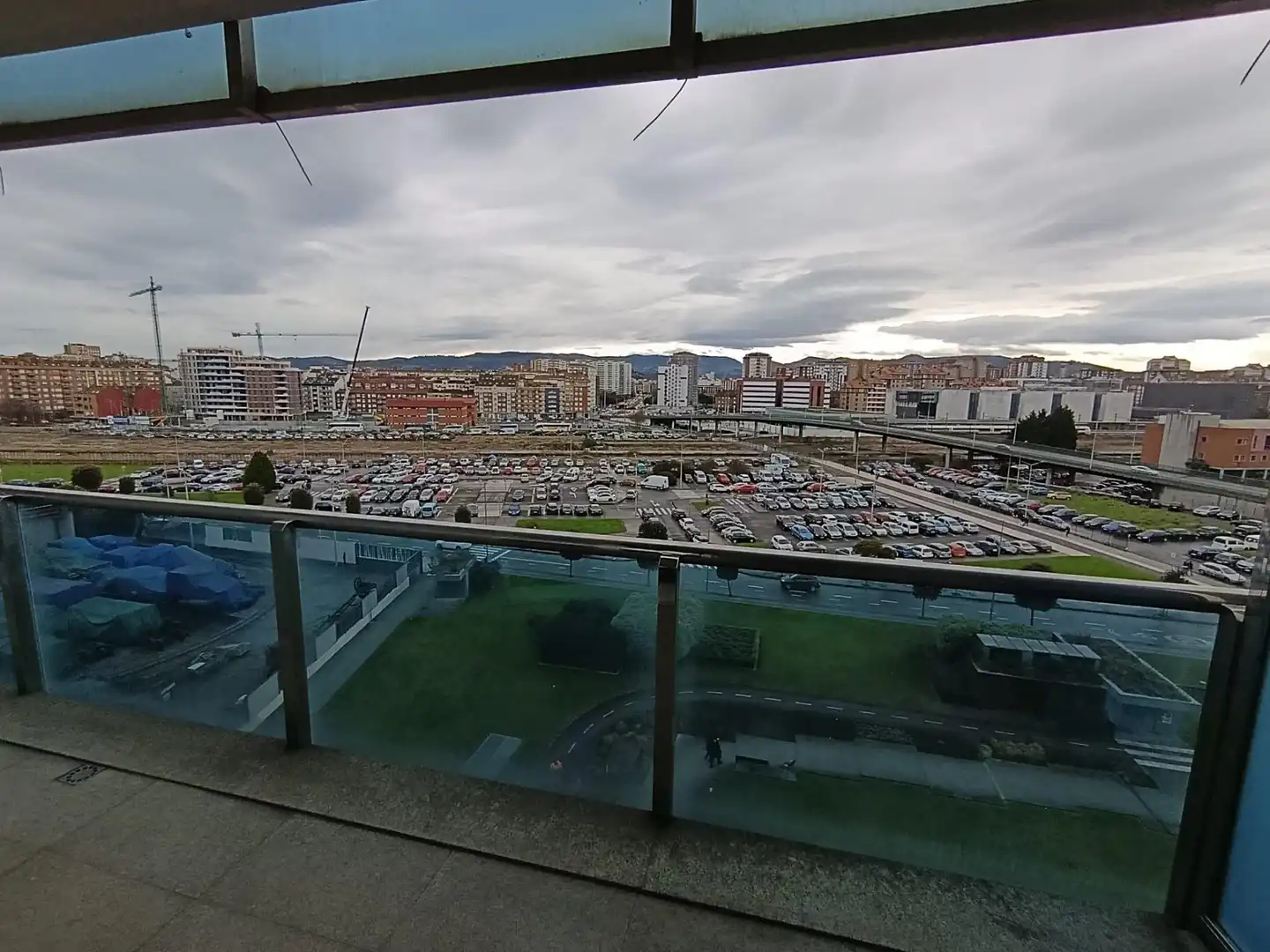 Aparcament de Pis en venda en Gijón  amb Terrassa, Traster i Moblat