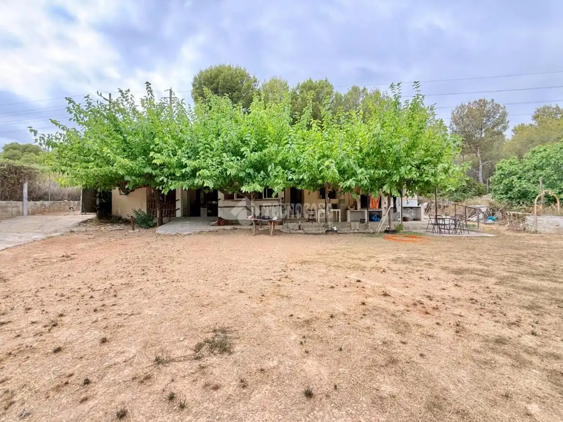 Vista exterior de Finca rústica en venda en Vilanova i la Geltrú amb Jardí privat i Terrassa