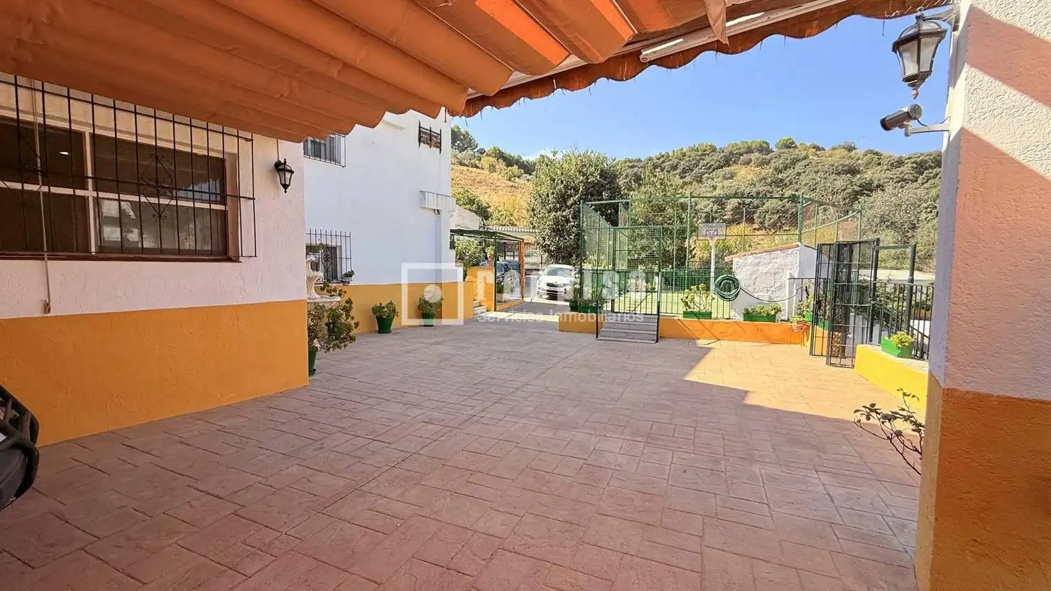 Außenansicht von Haus oder Chalet zum Verkauf in Casabermeja mit Privatgarten, Terrasse und Abstellraum