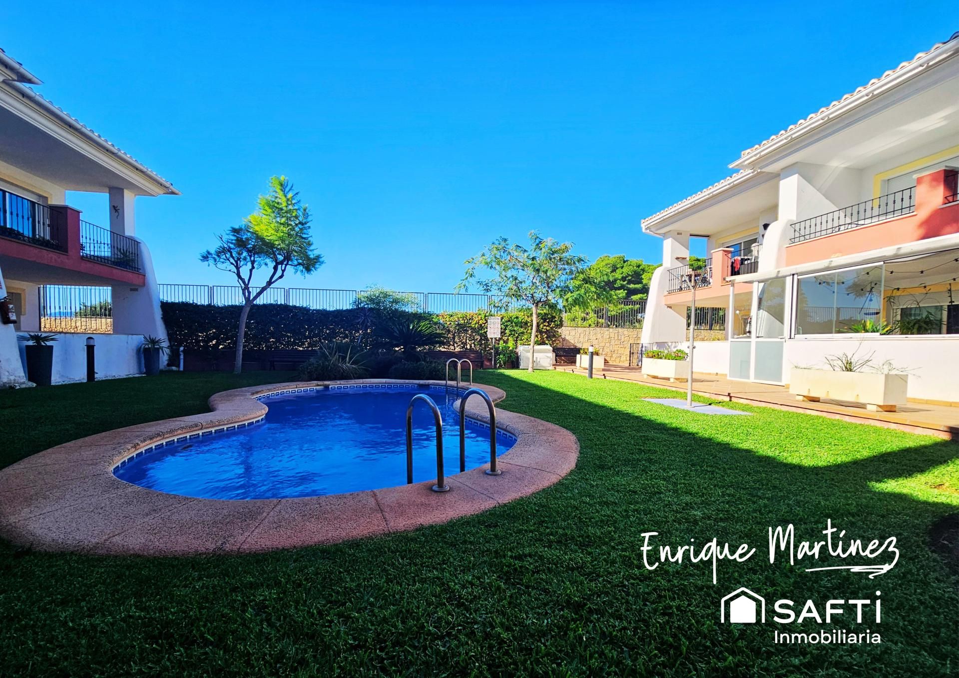 Vista exterior de Pis en venda en Dénia amb Terrassa i Piscina comunitària