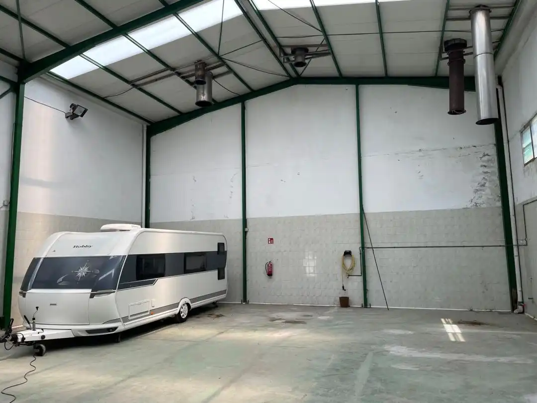 Parkplatz von Fabrikhallen zur Miete in Usurbil
