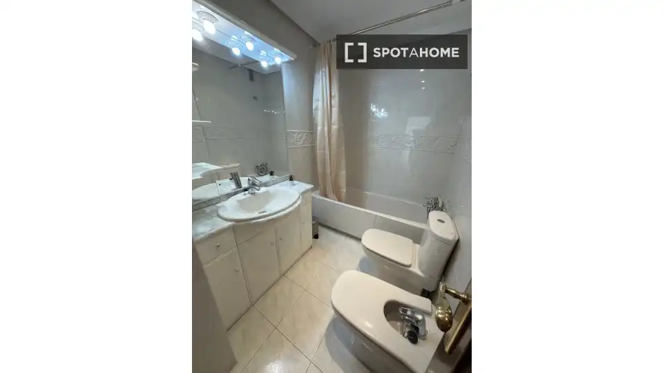 Bathroom of Flat for rent in Madrid  with Air Conditioner, Heating and Furnished