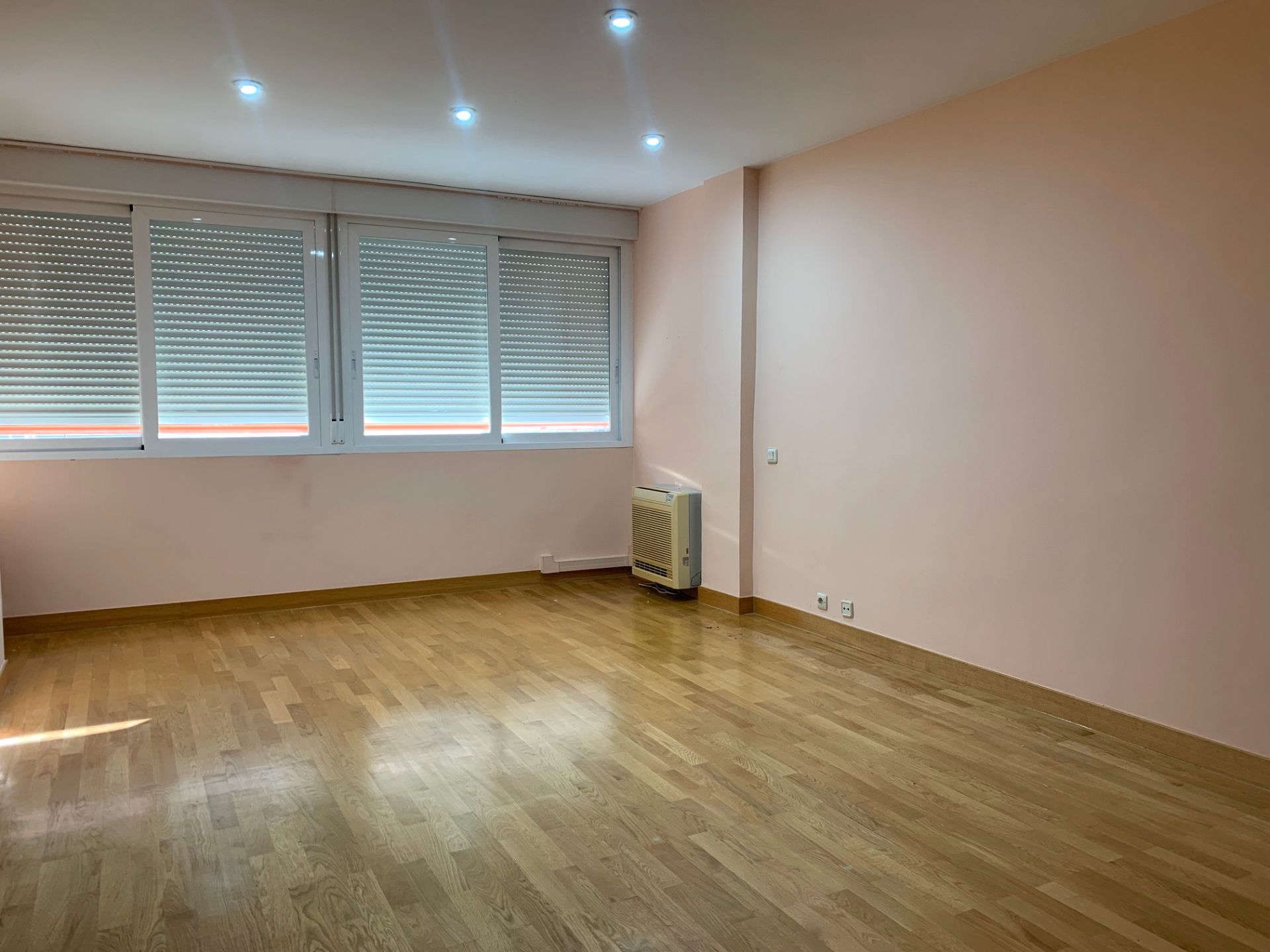 Bedroom of Flat to rent in  Madrid Capital  with Air Conditioner, Heating and Parquet flooring