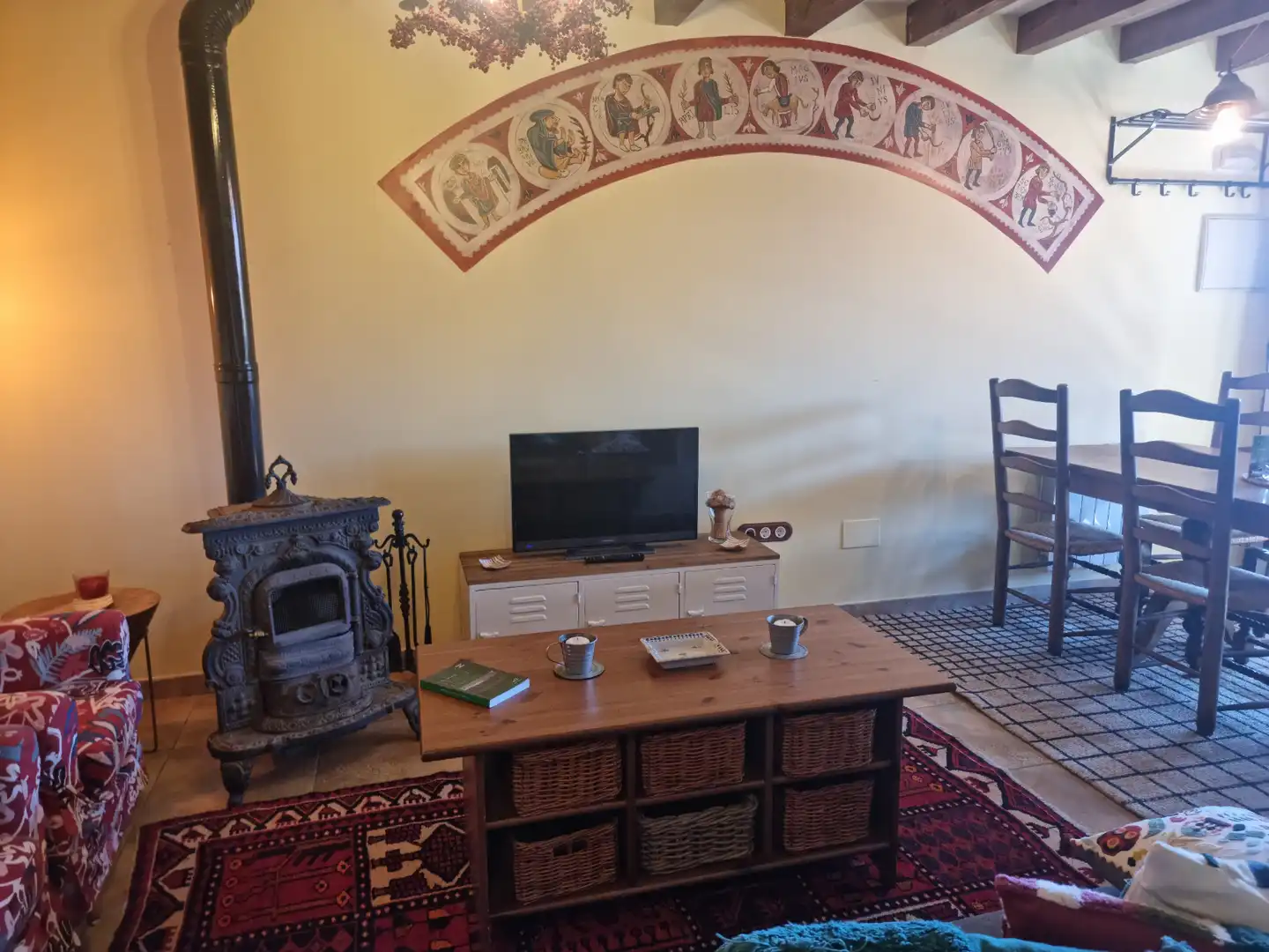 Sala d'estar de Casa adosada en venda en Vega de Liébana amb Jardí privat, Terrassa i Traster
