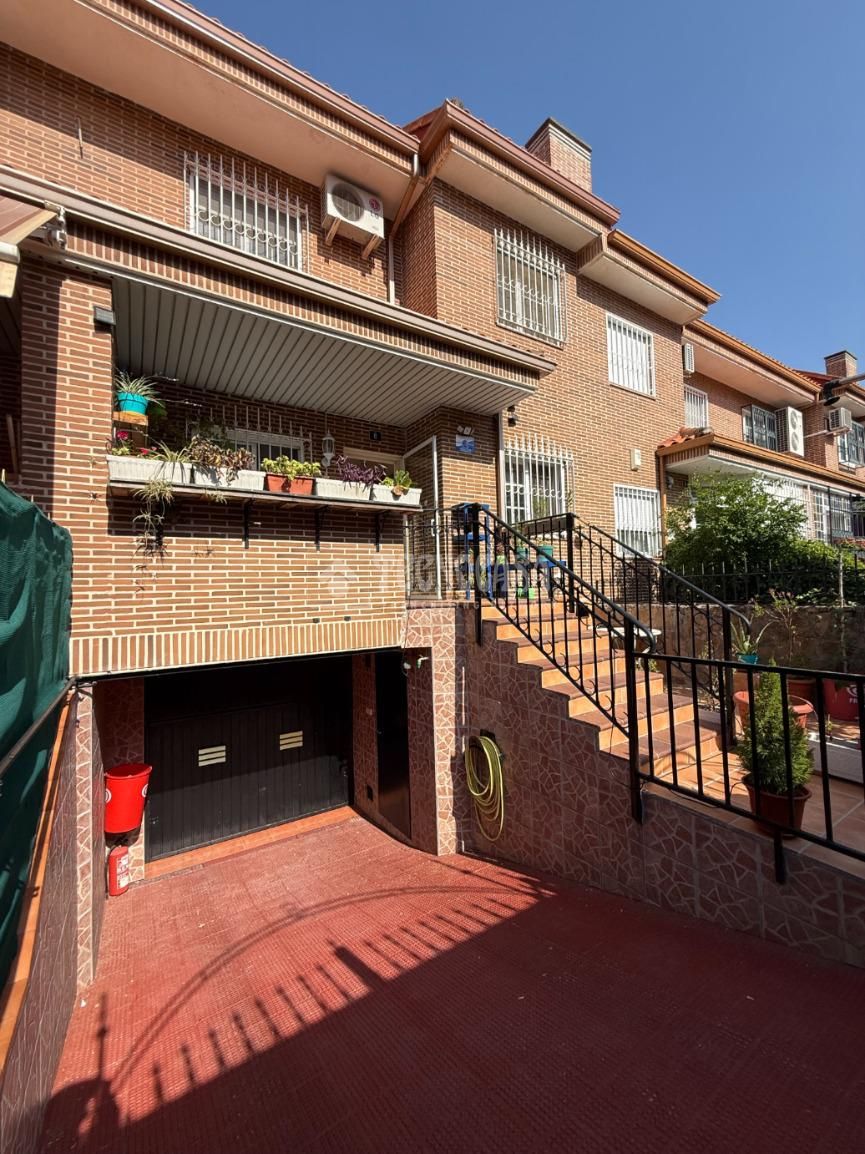 Exterior view of House or chalet for sale in Fuenlabrada  with Air Conditioner, Heating and Private garden