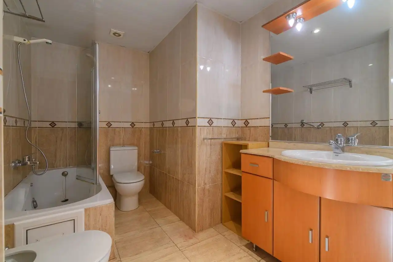 Bathroom of Duplexes for sale in Manresa  with Air Conditioner, Parquet flooring and Terrace