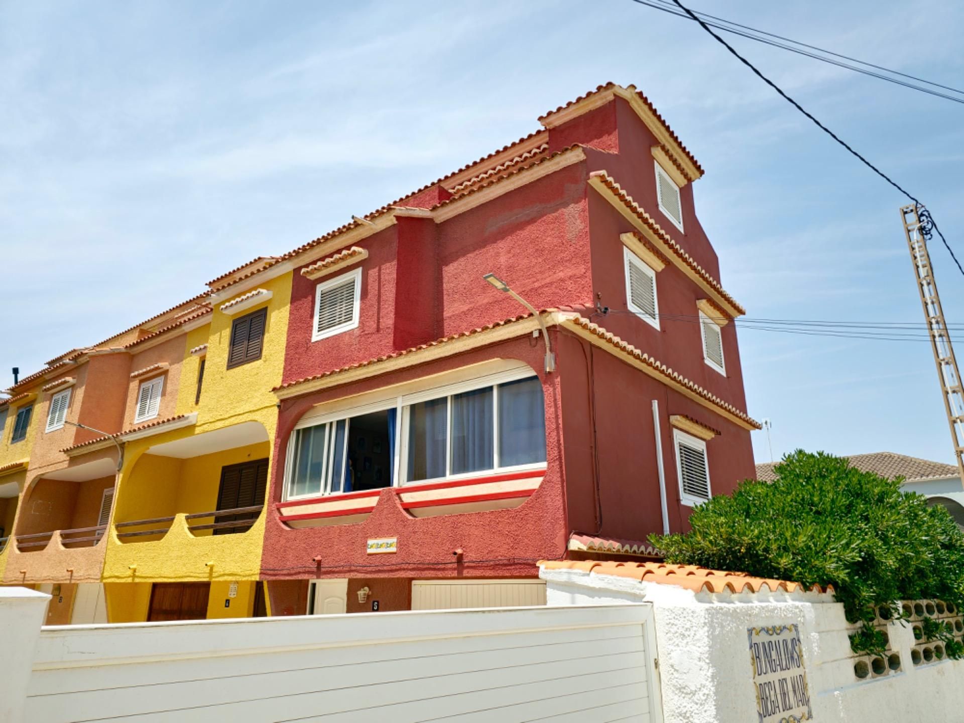 Vista exterior de Casa adosada en venda en Sueca amb Terrassa i Balcó