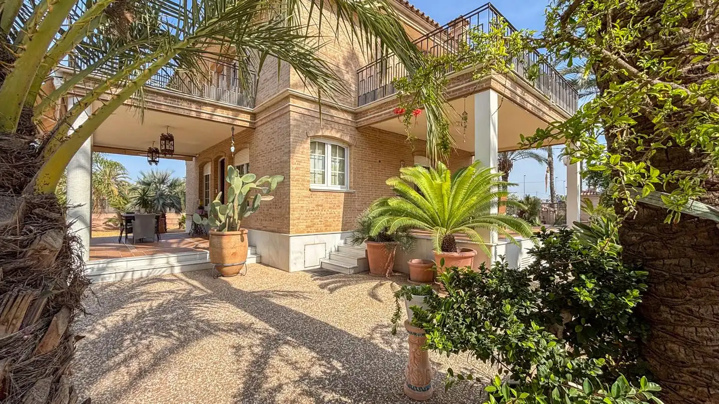 Vista exterior de Casa o xalet en venda en Elche / Elx amb Calefacció, Jardí privat i Parquet