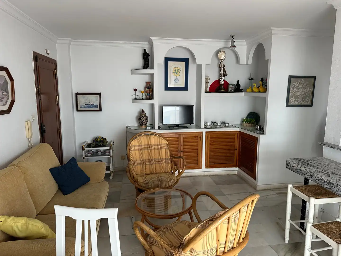 Sala de estar de Piso en venta en Benalmádena con Terraza, Trastero y Amueblado