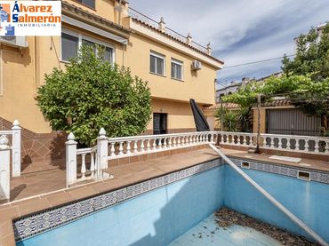 Villa con balcone in vendita a Calle REINA MORA