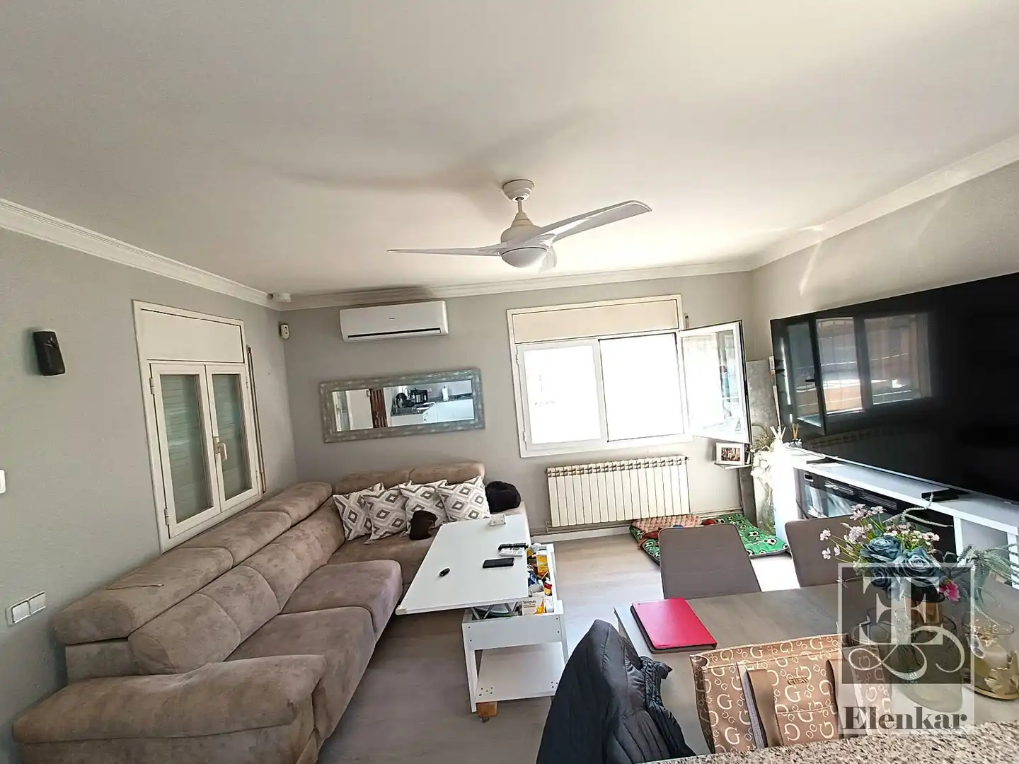 Sala d'estar de Casa o xalet en venda en Vilanova i la Geltrú amb Aire condicionat, Calefacció i Jardí privat