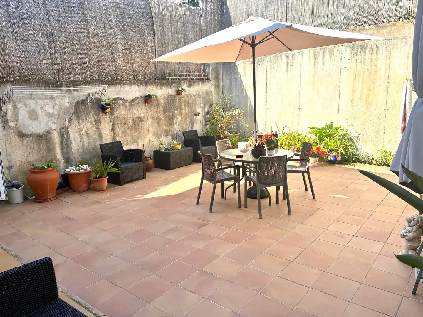 Terrasse von Einfamilien-Reihenhaus zum Verkauf in Canet de Mar mit Heizung, Terrasse und Ofen