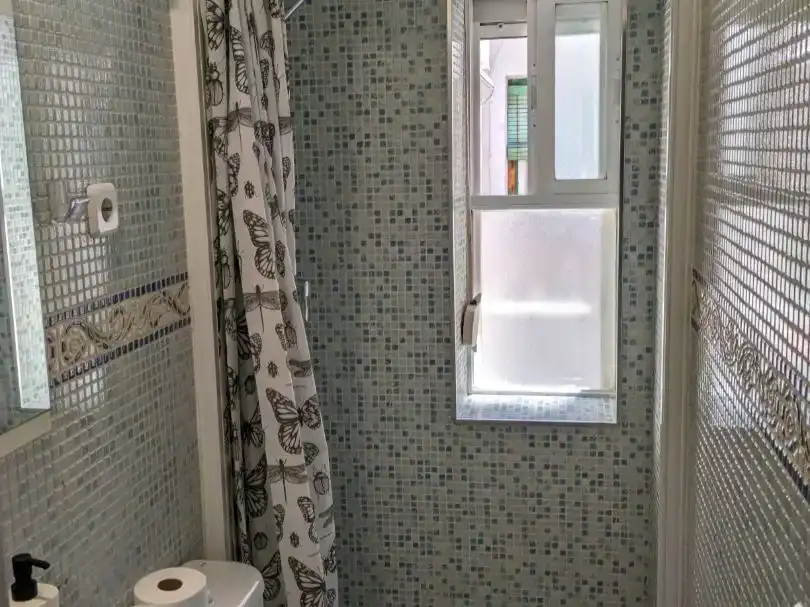 Badezimmer von Wohnung zur Miete in  Madrid Capital mit Klimaanlage und Balkon