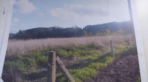Este terreno se encuentra en  Serra de Outes, Es un terreno que tiene una parte edificable y otra parte considerada rústica



