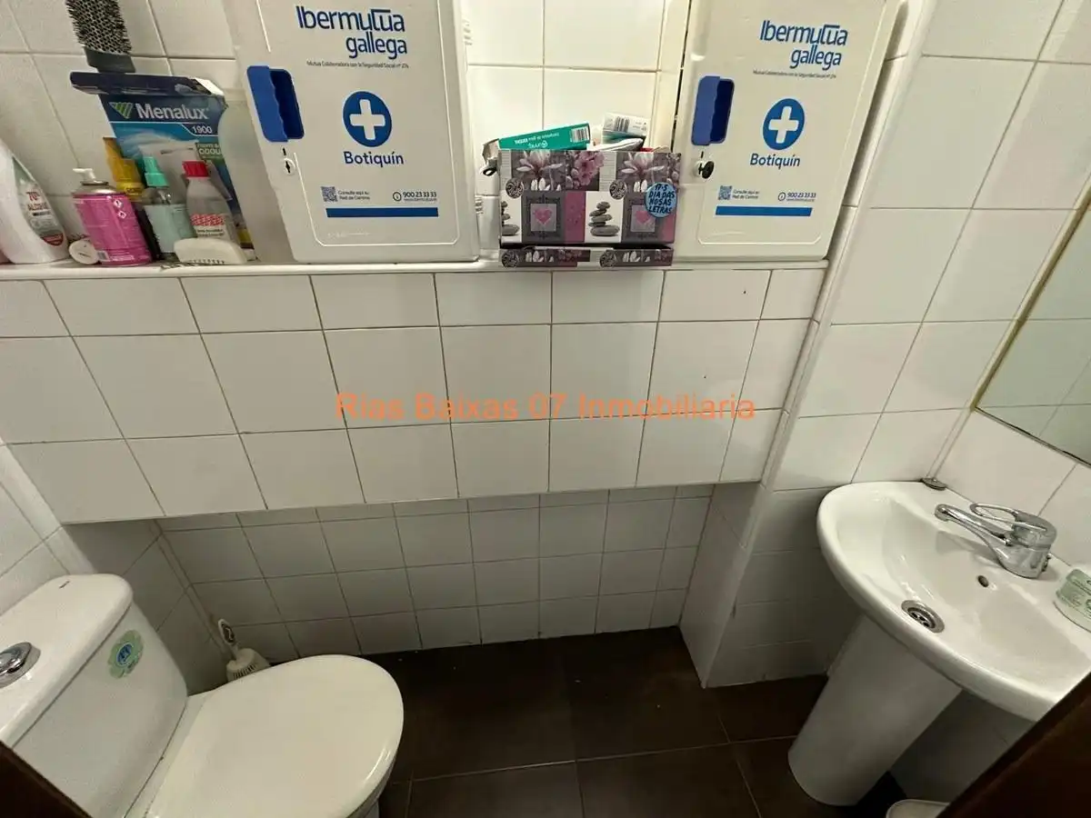 Badezimmer von Geschaftsraum zur Miete in Vigo  mit Klimaanlage und Terrasse