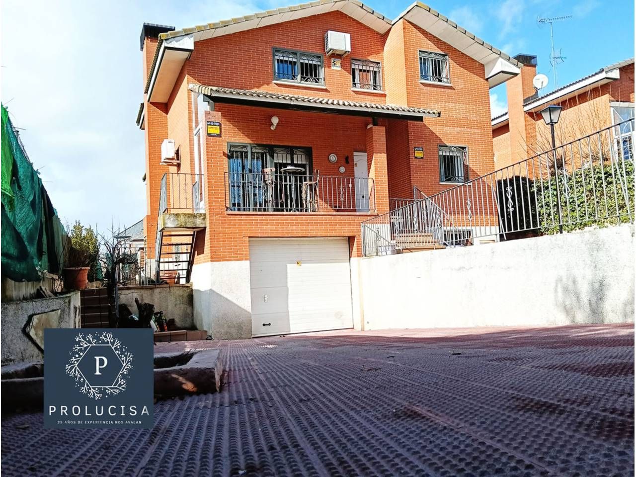 Vista exterior de Casa o xalet en venda en Moraleja de Enmedio amb Aire condicionat, Calefacció i Terrassa
