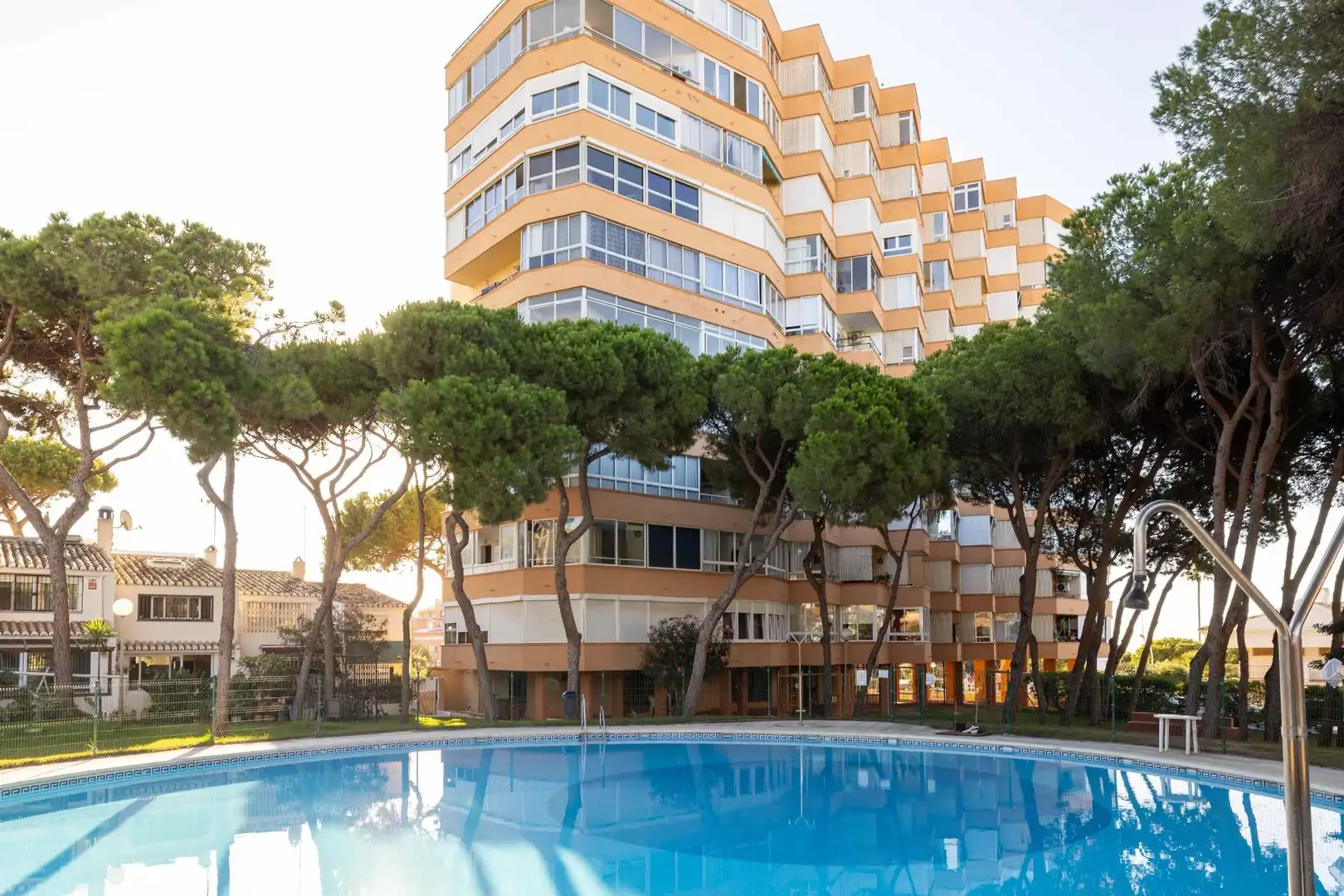 Außenansicht von Wohnung zum Verkauf in Mijas mit Privatgarten und Gemeinschaftspool