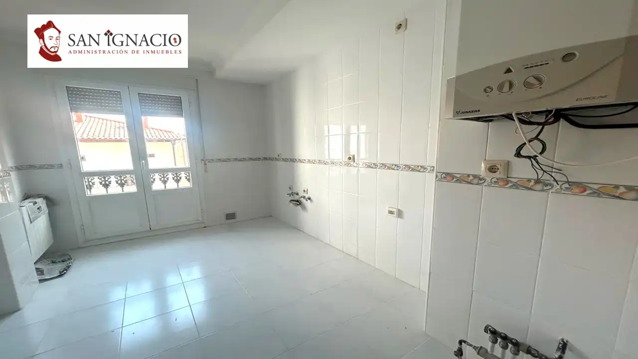 Cocina de Piso en venta en Villarcayo de Merindad de Castilla la Vieja con Aire acondicionado, Calefacción y Trastero
