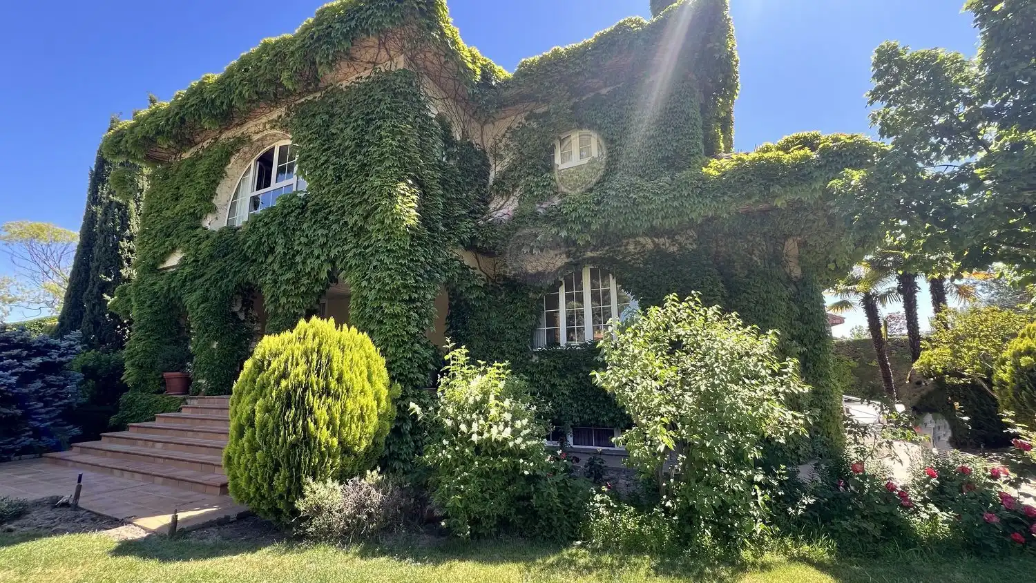 Vista exterior de Casa o xalet en venda en Villanueva de la Cañada amb Aire condicionat, Calefacció i Terrassa