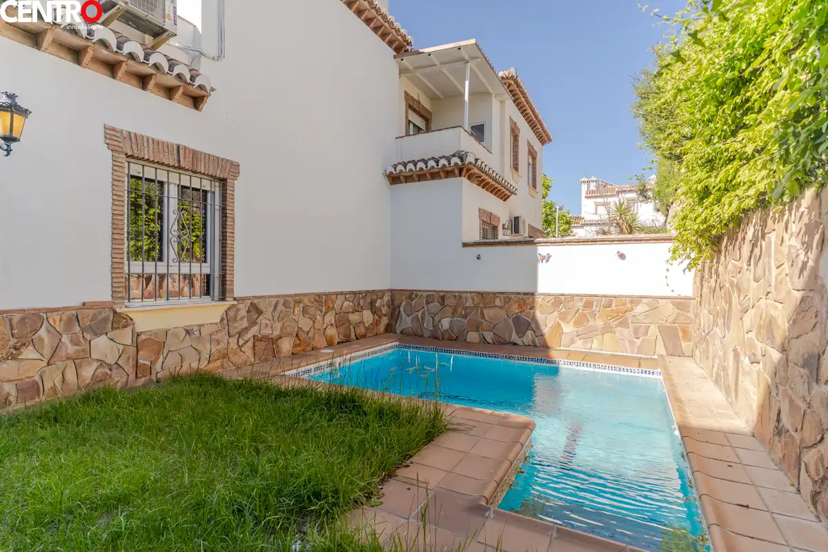 Piscina de Casa o chalet en venta en La Zubia con Aire acondicionado, Calefacción y Jardín privado