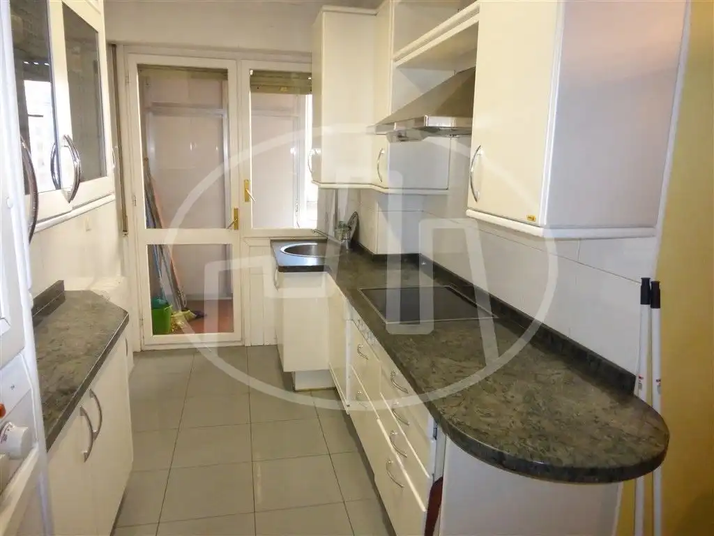 Cocina de Piso de alquiler en  Pamplona / Iruña con Calefacción, Parquet y Terraza