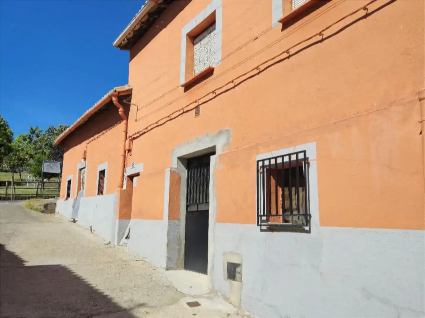 Außenansicht von Einfamilien-Reihenhaus zum Verkauf in Cuacos de Yuste, Cáceres