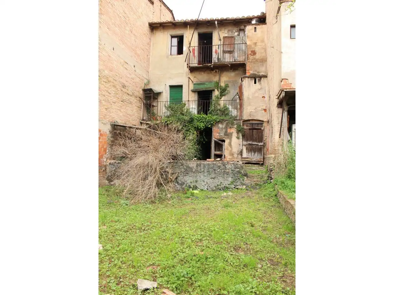 Exterior view of Houses for sale in Olot