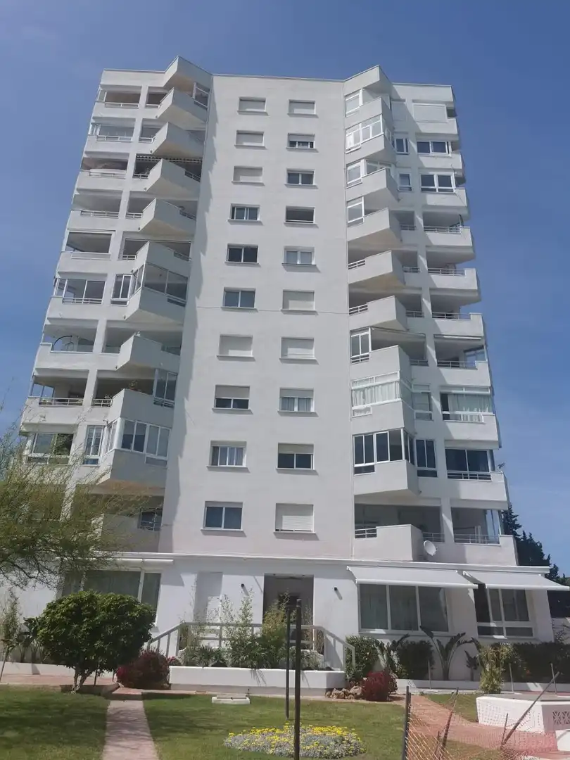 Vista exterior de Estudi en venda en Marbella amb Aire condicionat, Jardí privat i Moblat