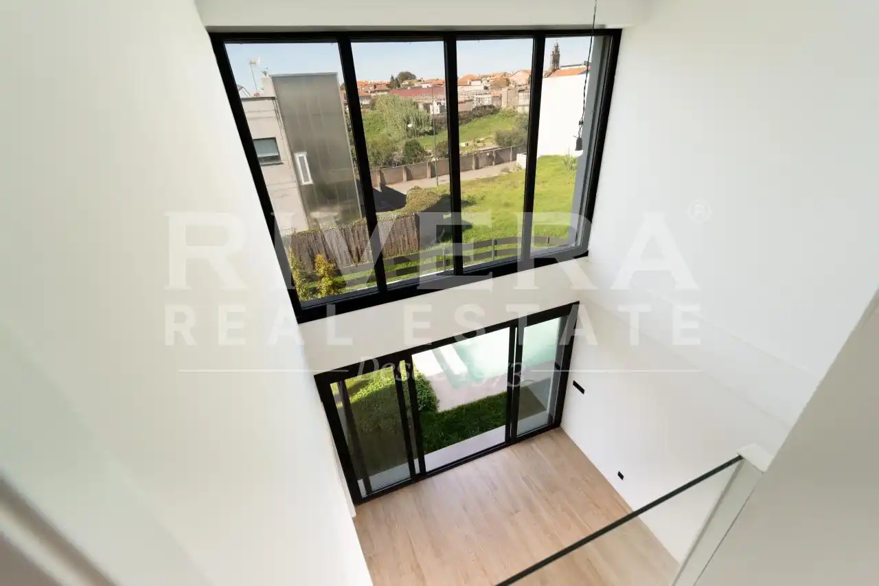 Vista exterior de Casa adosada en venta en Vigo  con Calefacción y Jardín privado