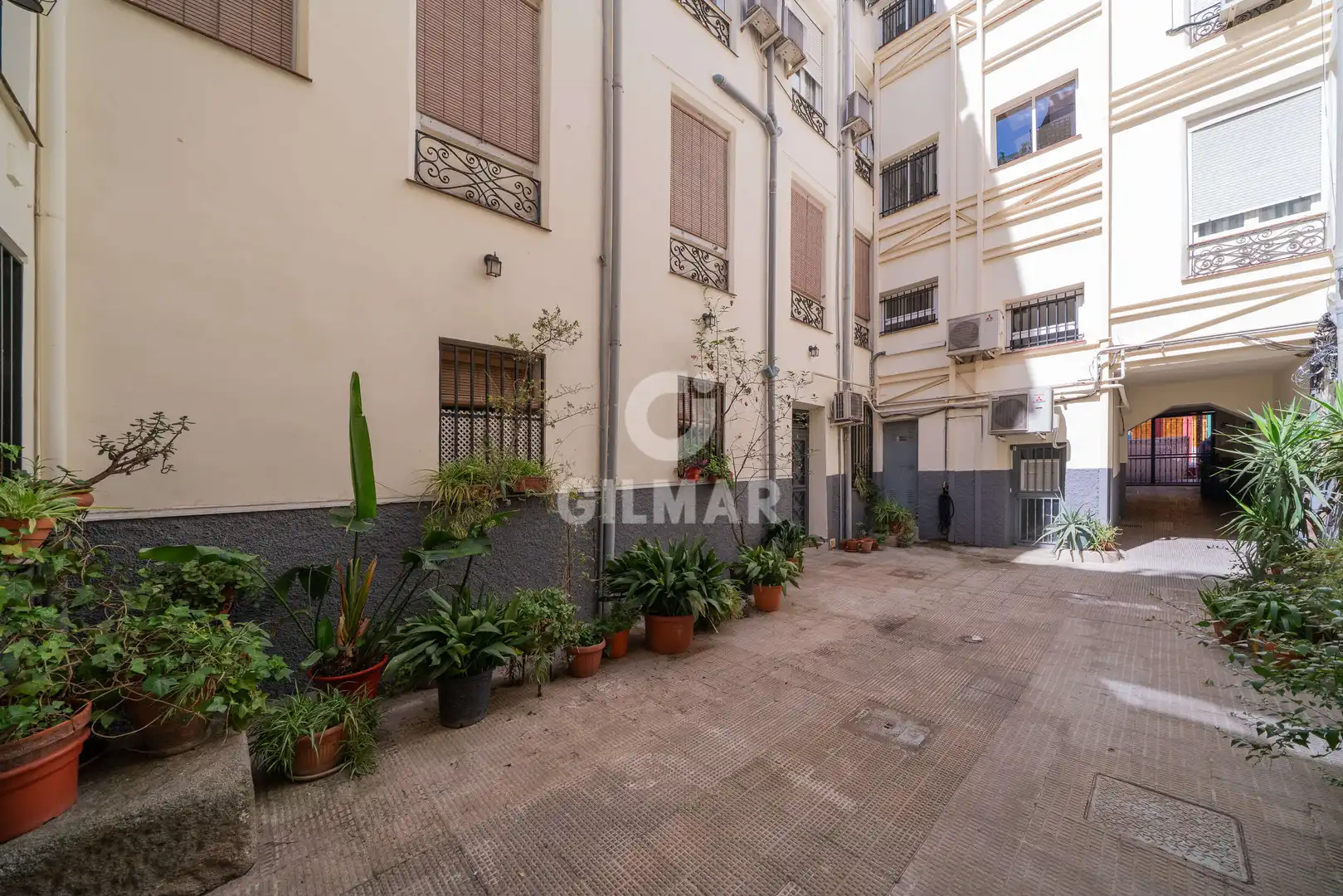 Vista exterior de Piso en venta en Madrid con Calefacción