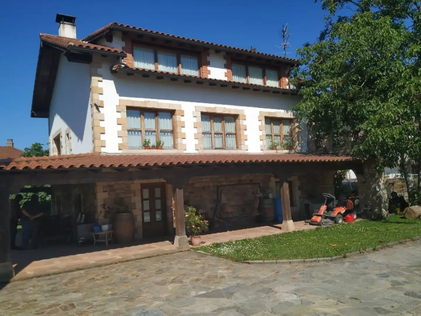 Vista exterior de Casa o xalet en venda en Cabezón de la Sal amb Calefacció, Jardí privat i Terrassa