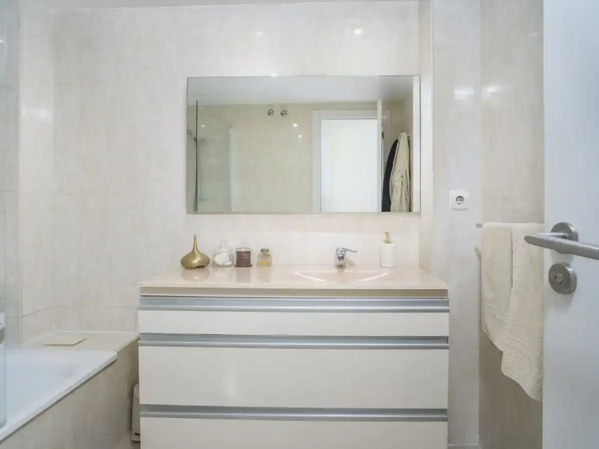 Bany de Apartament en venda en Marbella amb Aire condicionat i Piscina