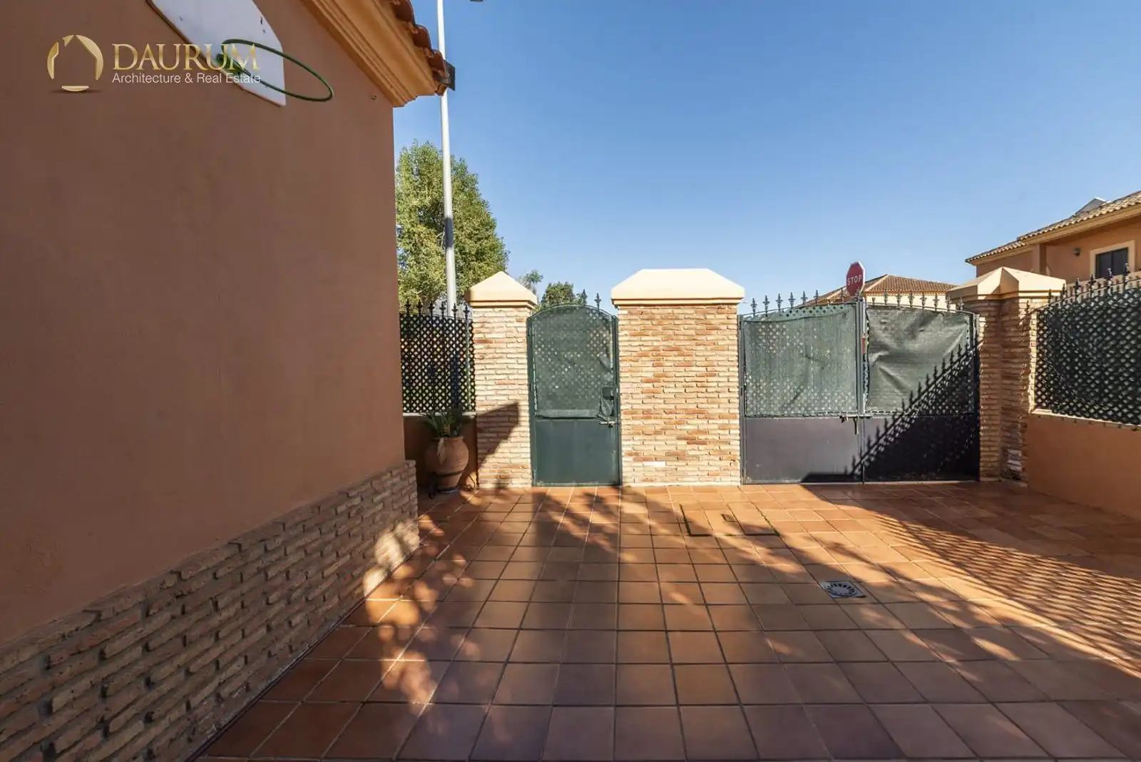 Terrassa de Casa adosada en venda en La Rinconada amb Aire condicionat, Calefacció i Jardí privat