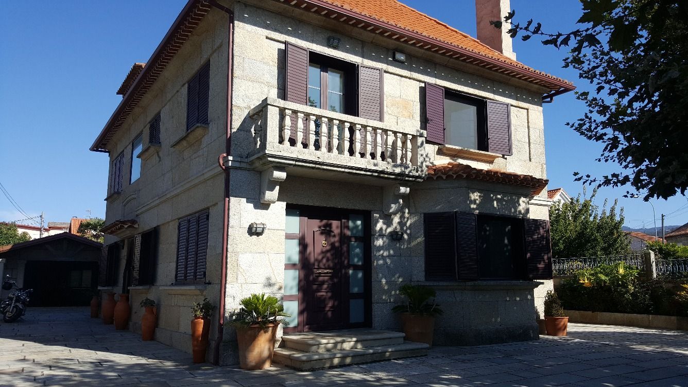 Vista exterior de Casa o xalet en venda en Vigo  amb Calefacció, Jardí privat i Parquet