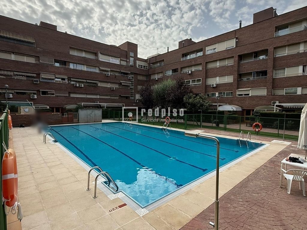 Swimming pool of Flat for sale in  Madrid Capital  with Heating and Swimming Pool