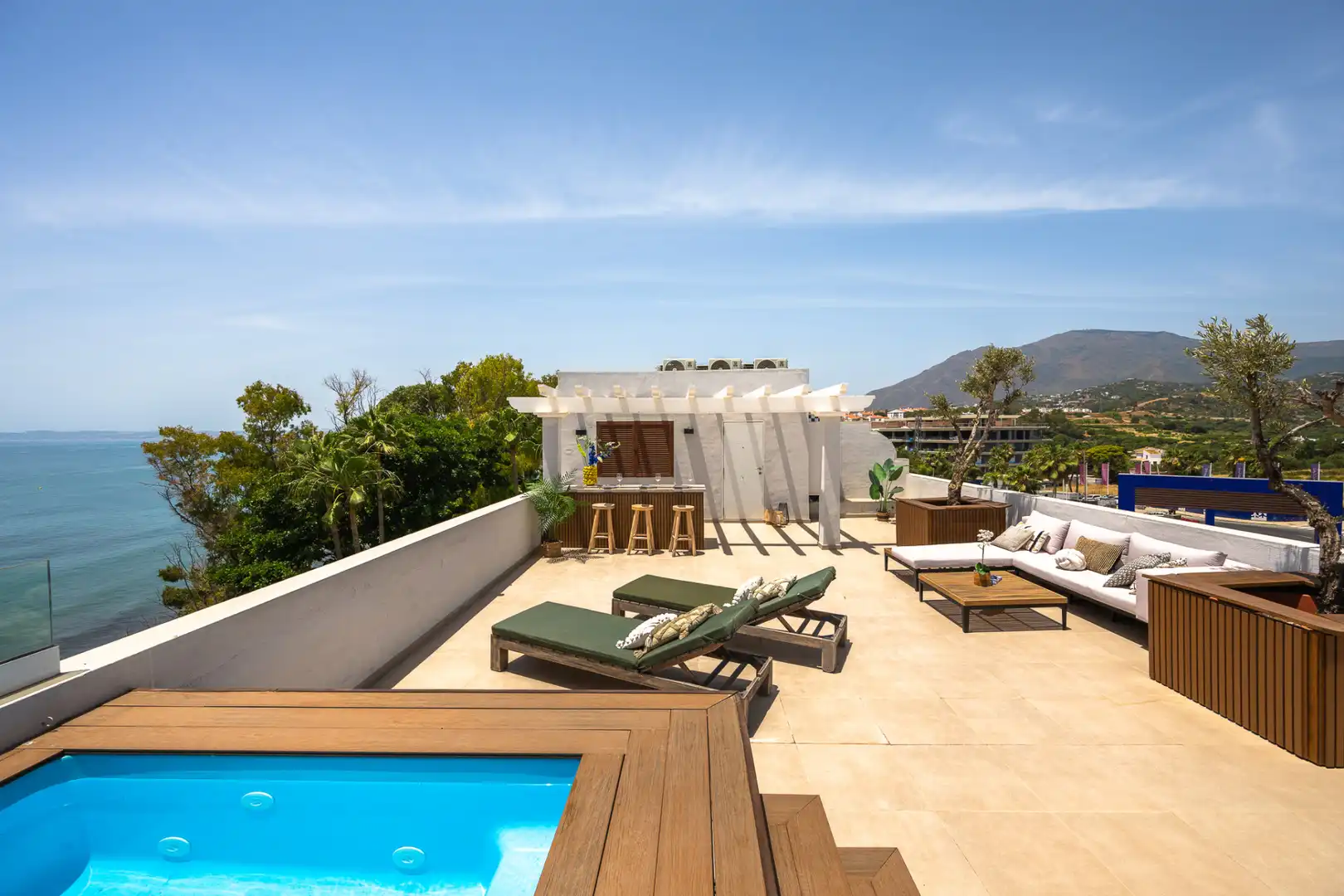 Penthouse with terrace for sale in Estepona Pueblo