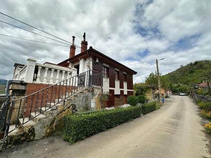 Vista exterior de Casa o xalet en venda en Lena amb Calefacció, Jardí privat i Parquet