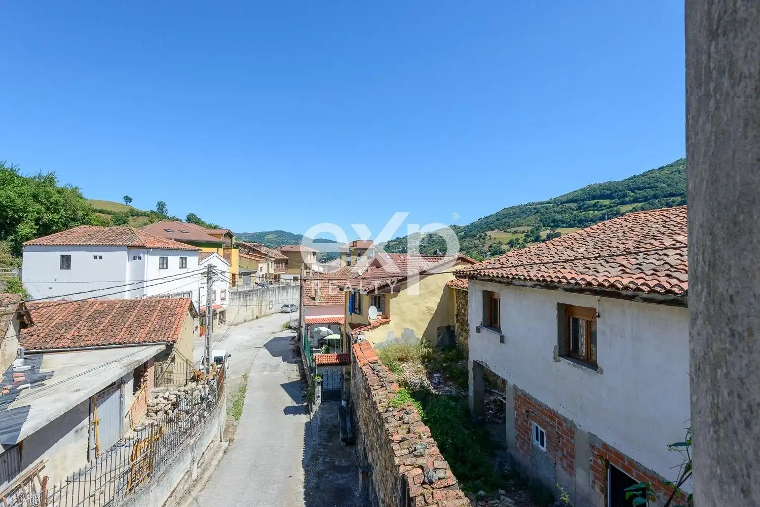 Vista exterior de Casa o xalet en venda en Lena amb Traster i Moblat
