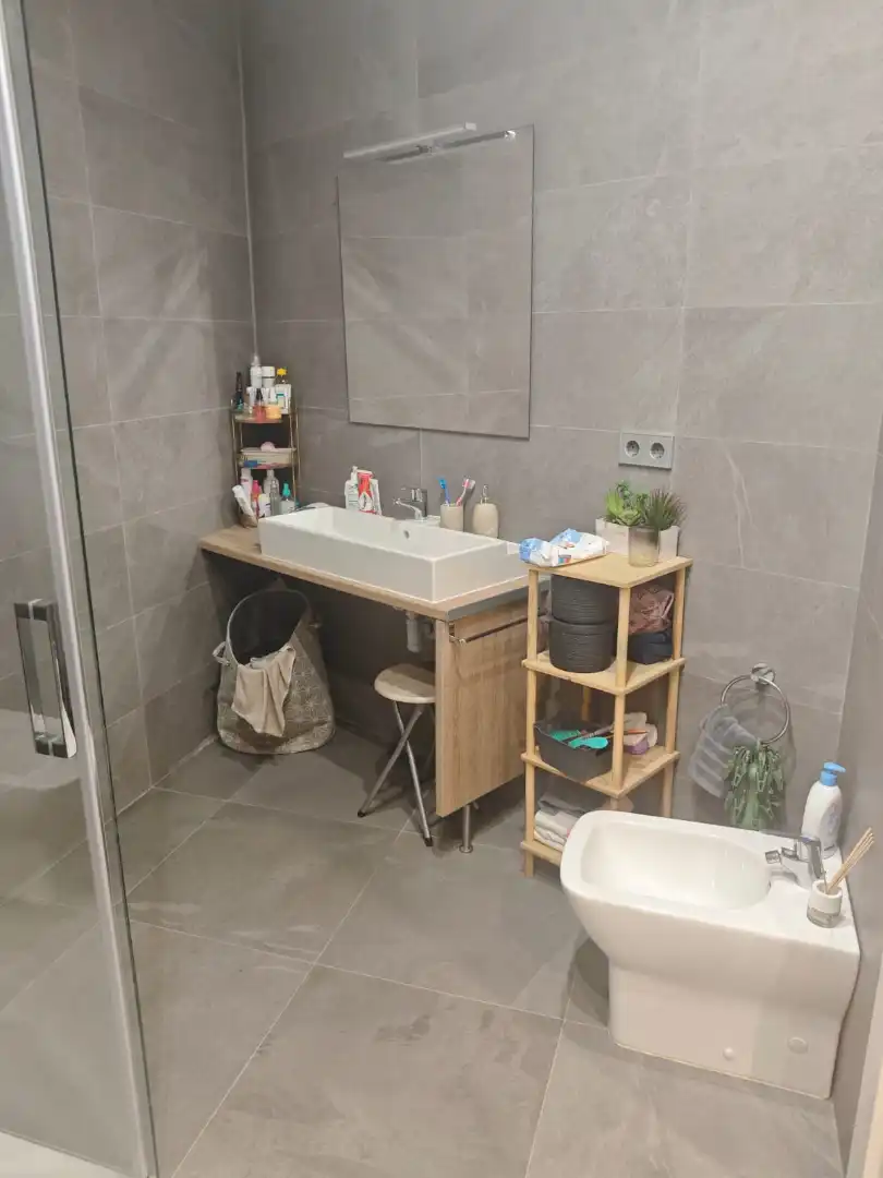 Badezimmer von Erdgeschoss zur Miete in Cornellà de Llobregat mit Klimaanlage, Heizung und Möbliert