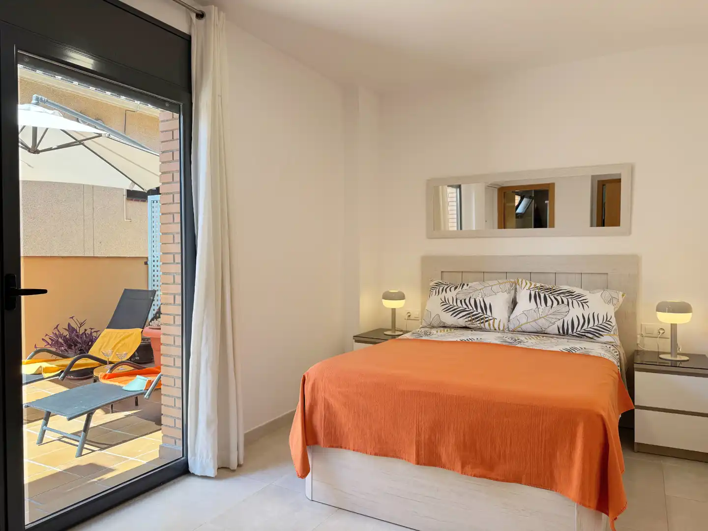 Dormitori de Apartament en venda en L'Escala amb Aire condicionat, Terrassa i Moblat