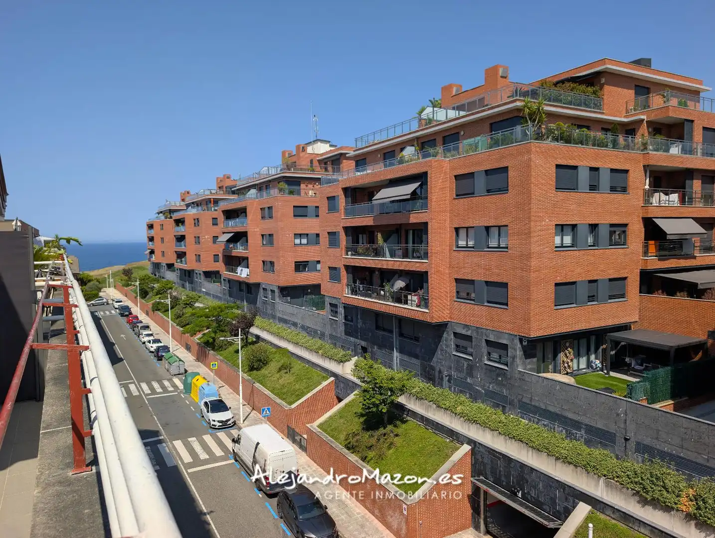 Vista exterior de Ático en venta en Castro-Urdiales con Calefacción, Parquet y Terraza